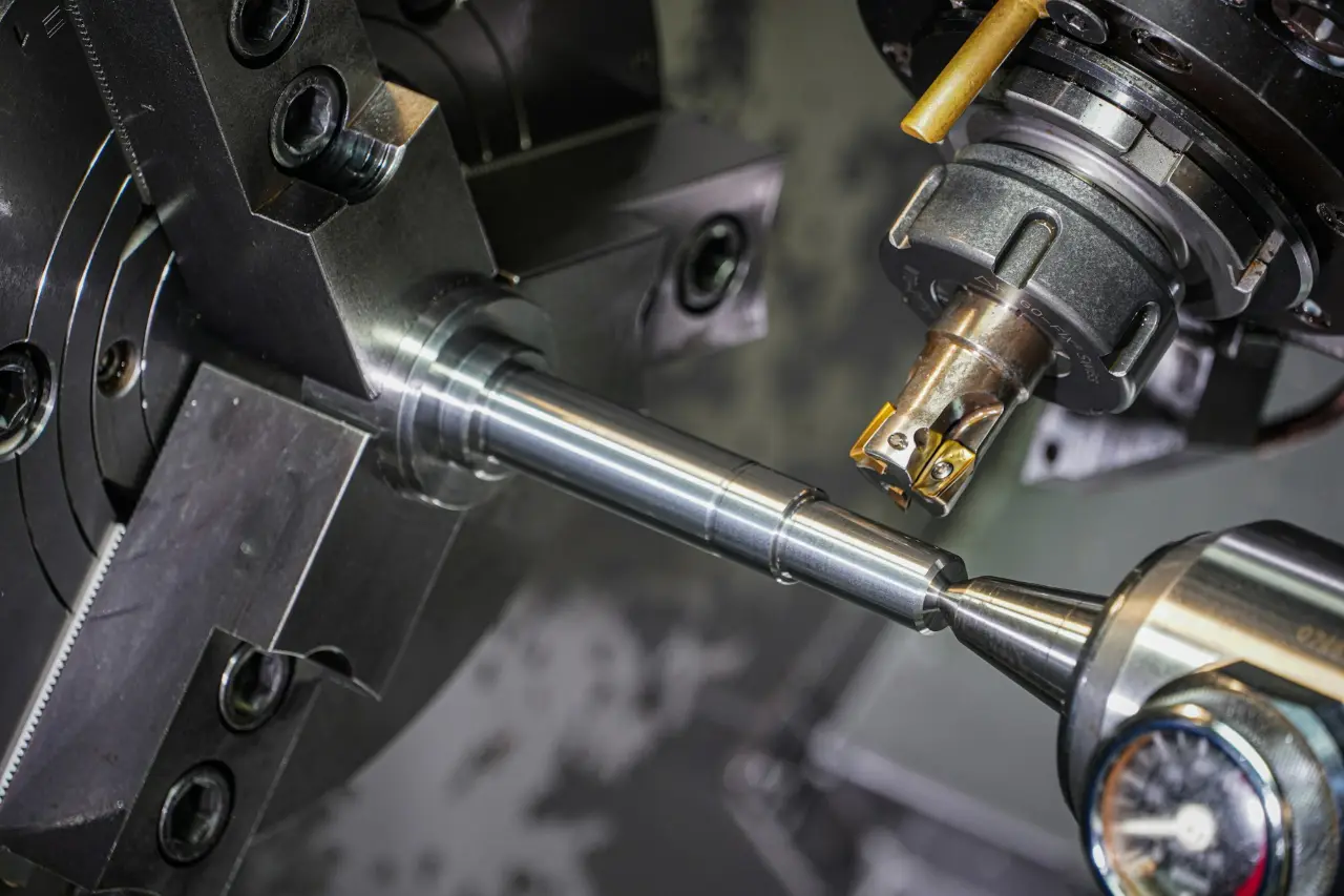 Metallwelle wird auf einer CNC-Drehmaschine bearbeitet
