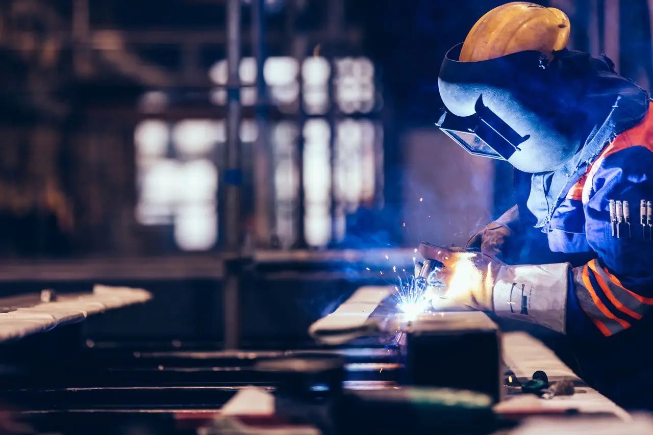Schweißer mit Schutzhelm bei der Arbeit